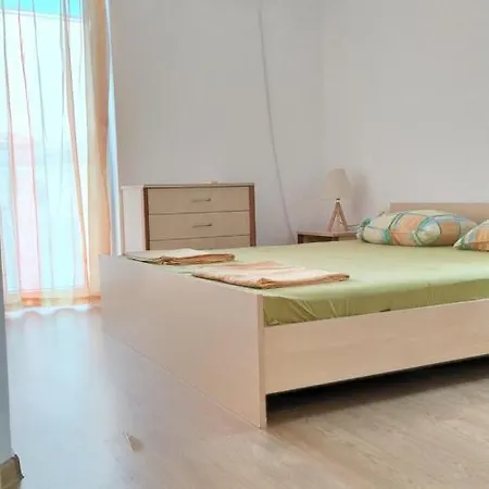 Apartman Касиопея Тристаен Апартамент С Френски Прозорци